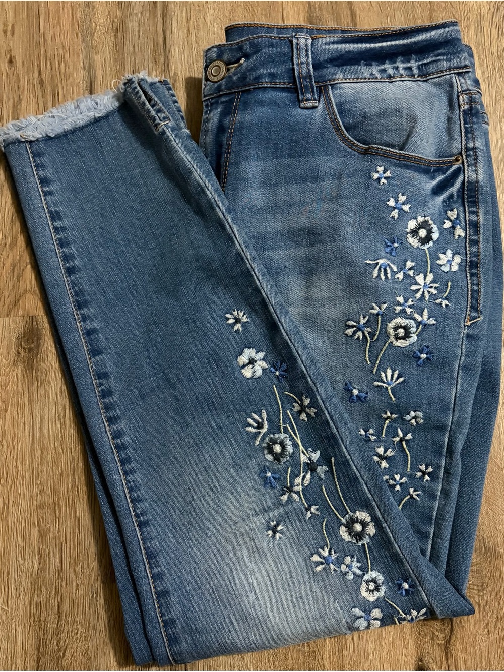 Kensie - Floral Embroidered Jeans - Waist 8/29